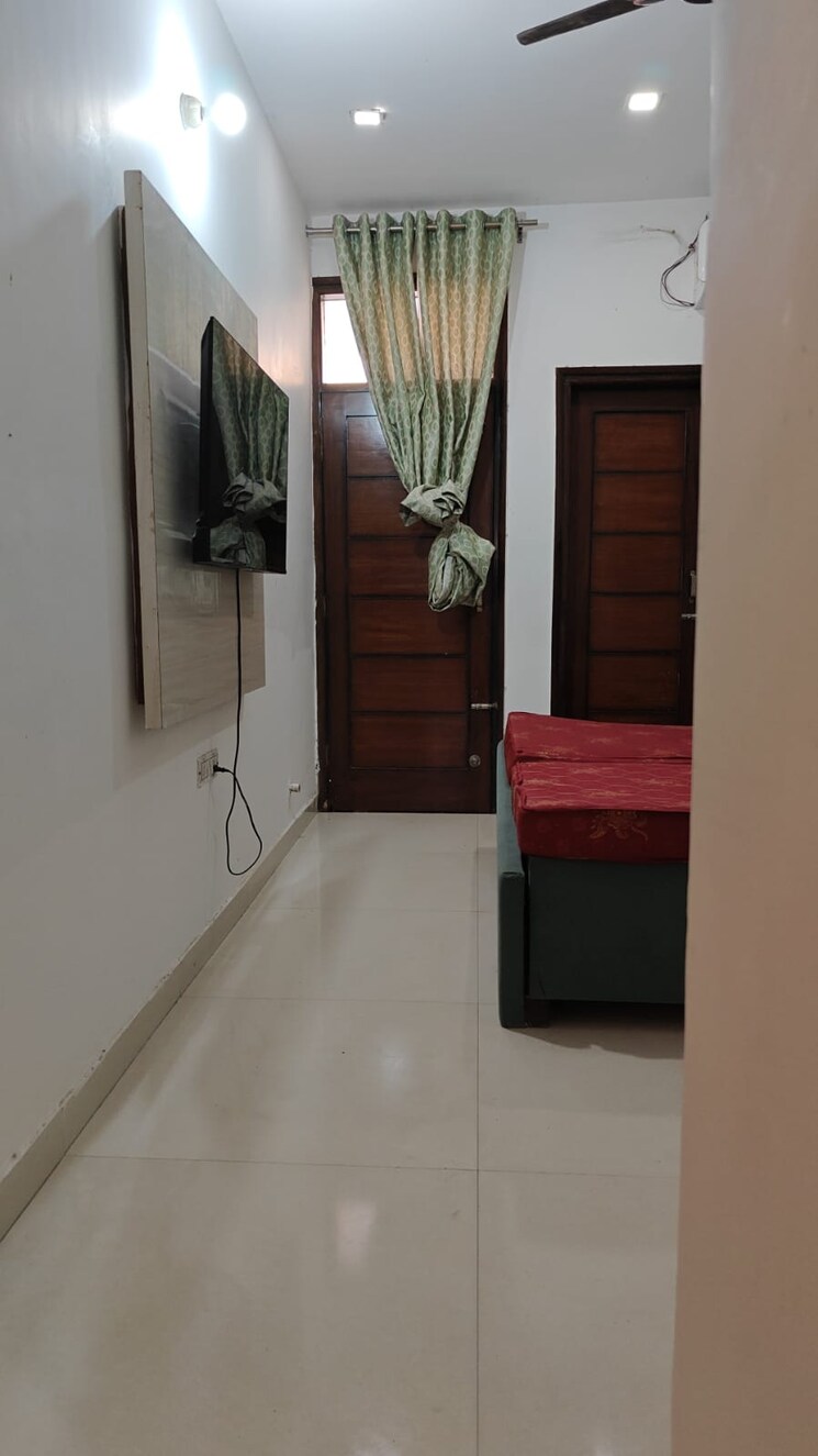 Room, vip road 3 Bedroom 1800 Sq.Ft. Apartment In Vip Road Zirakpur 9366745