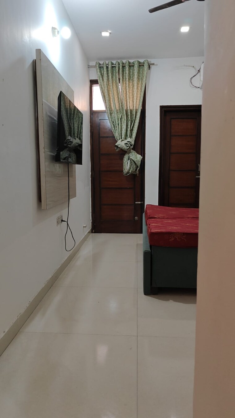 Room, vip road 3 Bedroom 1800 Sq.Ft. Apartment In Vip Road Zirakpur 9366745