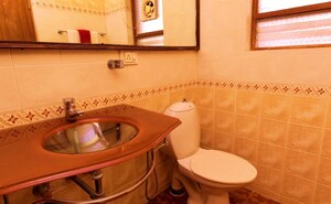 Bathroom in 4 BHK Apartment at Dona Paula – for Rent