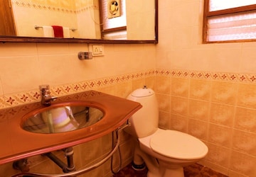 Bathroom in 4 BHK Apartment at Dona Paula – for Rent