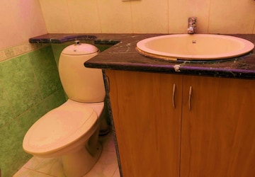 Bathroom in 4 BHK Apartment at Dona Paula – for Rent