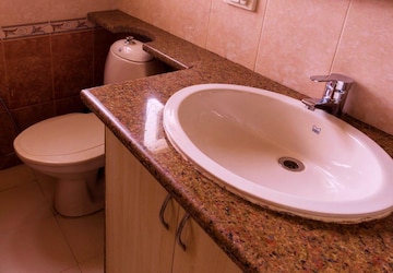 Bathroom in 4 BHK Apartment at Dona Paula – for Rent