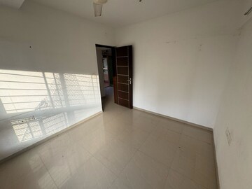 Room in 2 BHK Apartment at Nahar Laurel and Lilac, Chandivali – for Rent