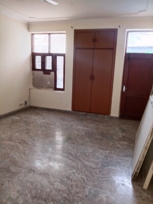 Room in 3 BHK Villa at RWA Apartments Sector 26, Sector 26 – for Rent