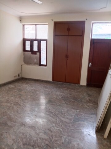 Room in 3 BHK Villa at RWA Apartments Sector 26, Sector 26 – for Rent