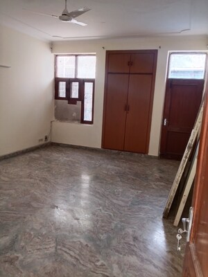 Room in 3 BHK Villa at RWA Apartments Sector 26, Sector 26 – for Rent