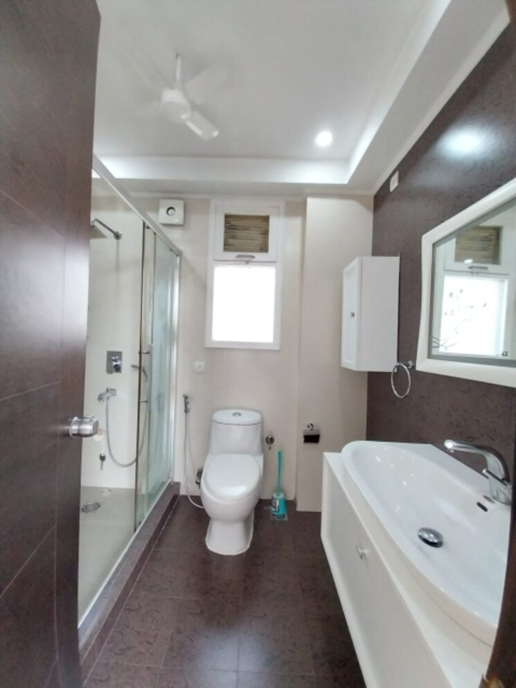 Attached Bathroom, chittaranjan park 3 Bedroom 3000 Sq.Ft. Builder Floor In Chittaranjan Park Delhi 9367290