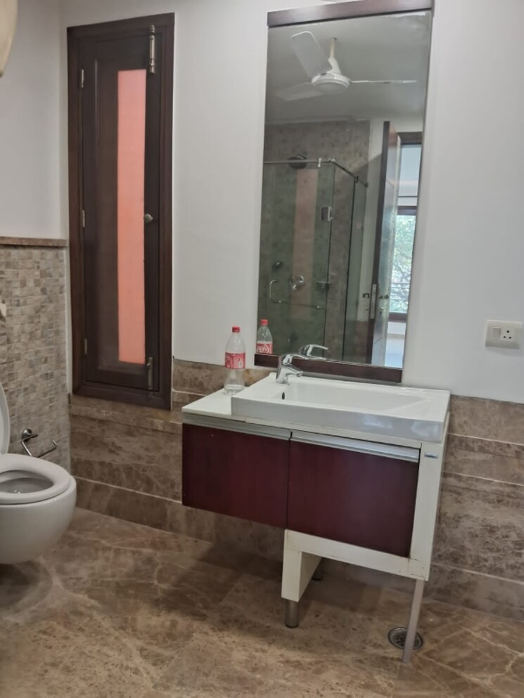Attached Bathroom, chittaranjan park 3 Bedroom 3000 Sq.Ft. Builder Floor In Chittaranjan Park Delhi 9367290