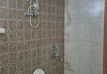 Bathroom in 1 BHK Apartment at DLF City Gurgaon, Sector 27 – for Rent