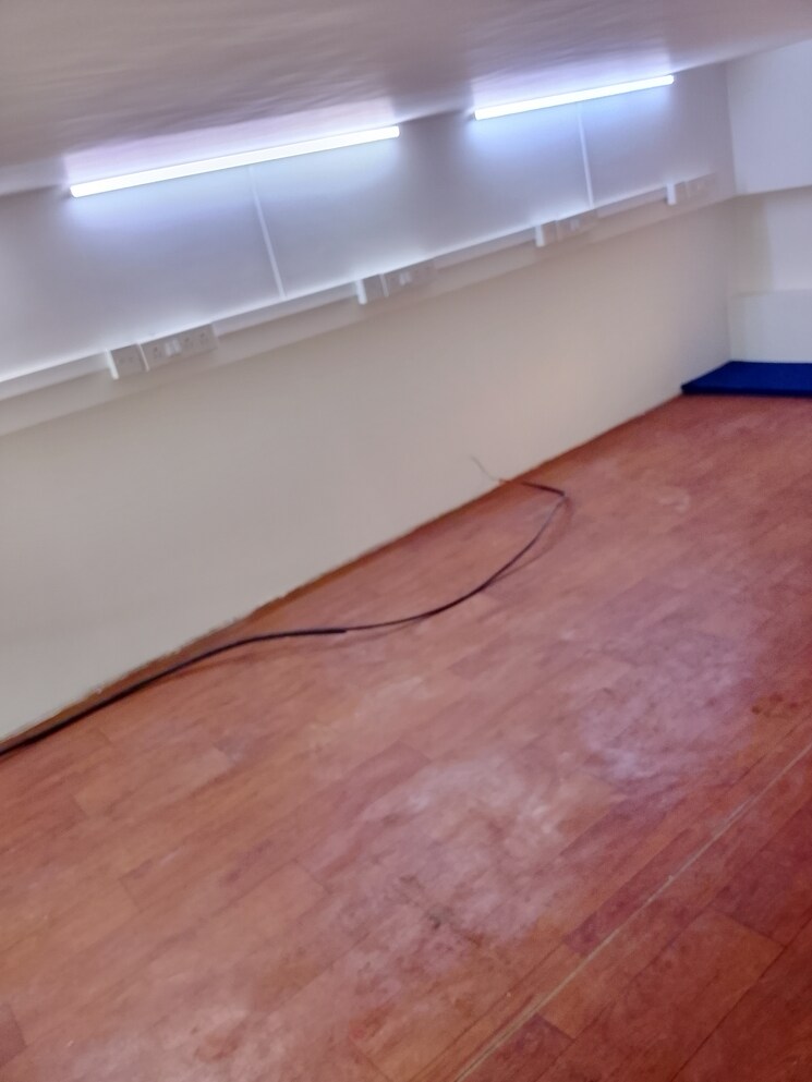 Room, mulund west Commercial Office Space 650 Sq.Ft. In Mulund West Mumbai 9367795