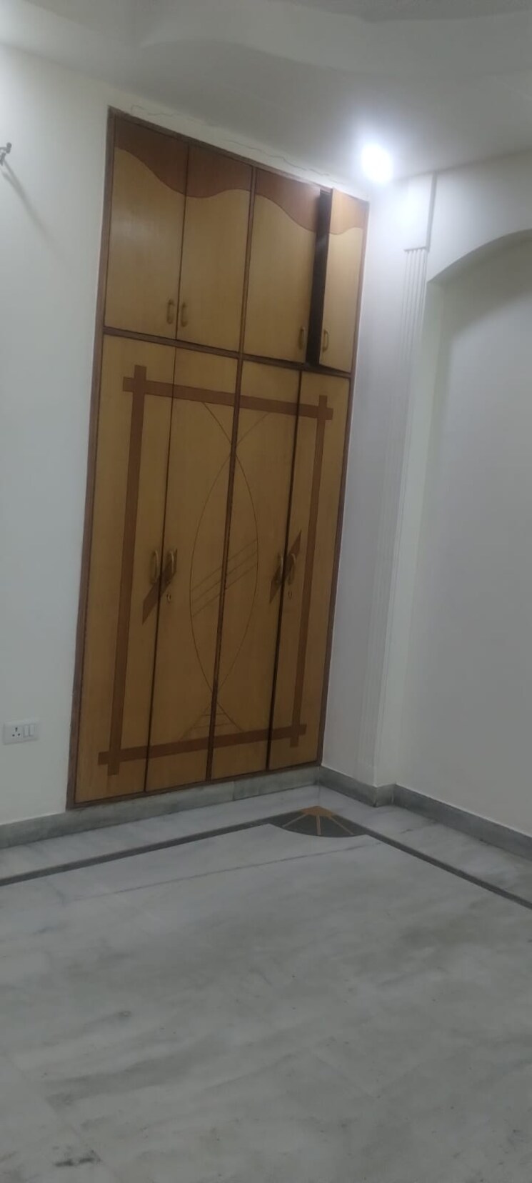 Room, nirman vihar 3 Bedroom 180 Sq.Yd. Builder Floor In Nirman Vihar Delhi 9367790