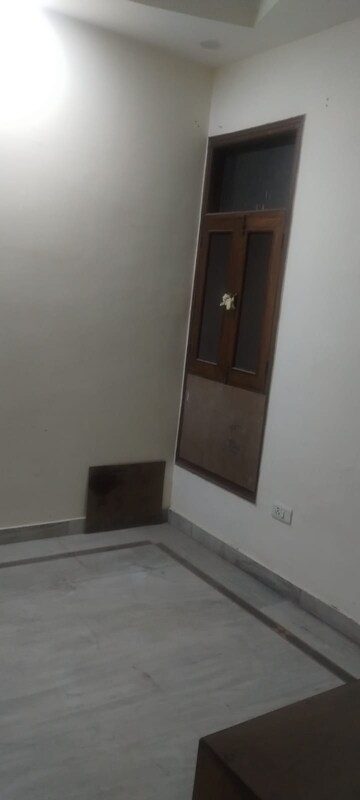 Furnished Amenities in 3 BHK Builder Floor at Nirman Vihar – for Sale
