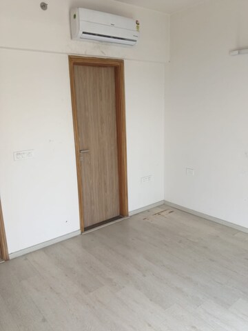 Room in 4 BHK Apartment at M3M Flora 68, Sector 68 – for Rent