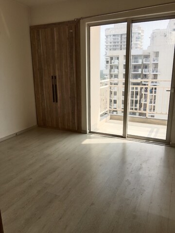 Room in 4 BHK Apartment at M3M Flora 68, Sector 68 – for Rent