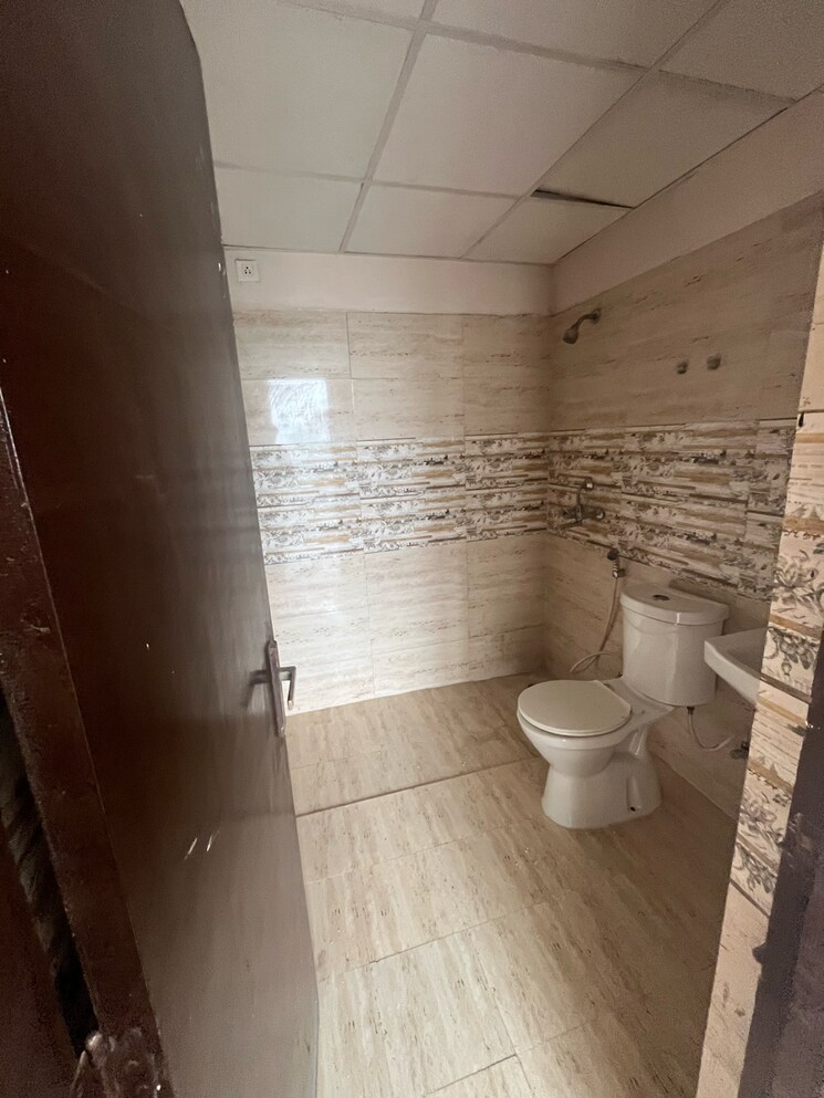 Bathroom, amrapali-golf-homes 2.5 Bedroom 945 Sq.Ft. Apartment In Haibatpur Greater Noida 9367840