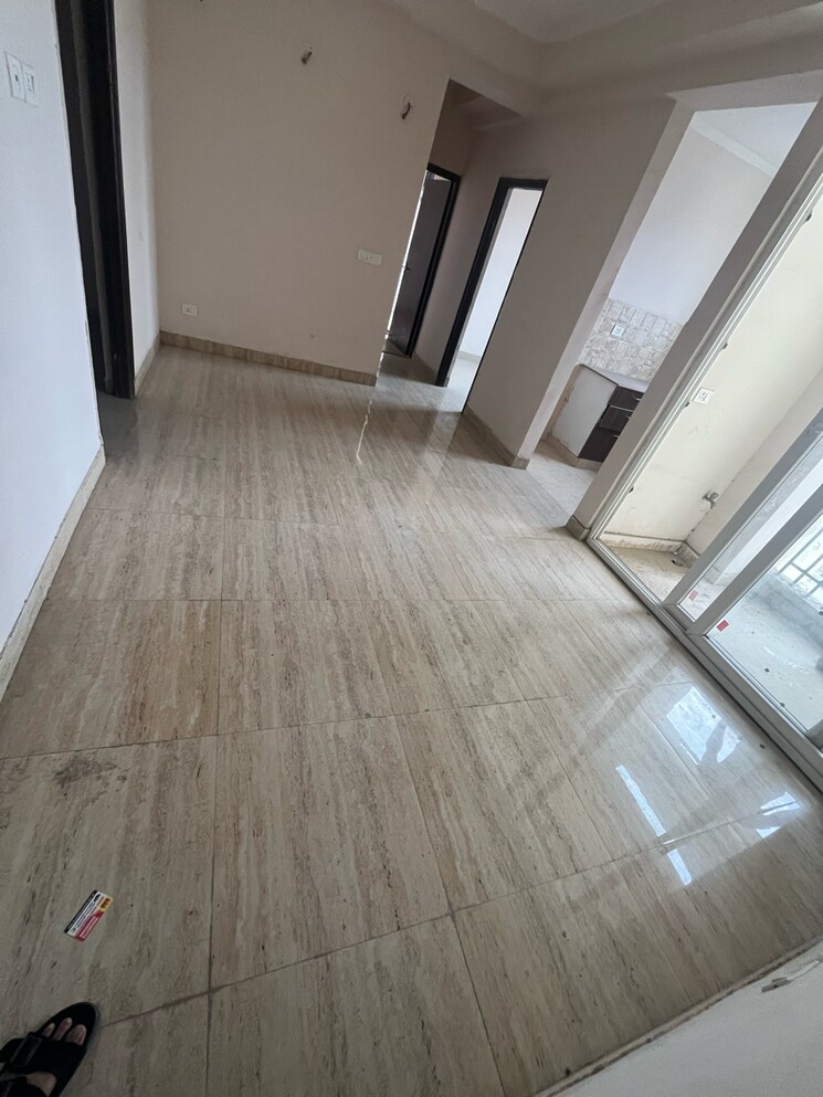 Room, amrapali-golf-homes 2.5 Bedroom 945 Sq.Ft. Apartment In Haibatpur Greater Noida 9367840