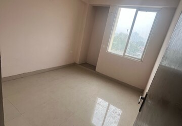 Room in 2.5 BHK Apartment at Amrapali Golf Homes, Haibatpur – for Sale