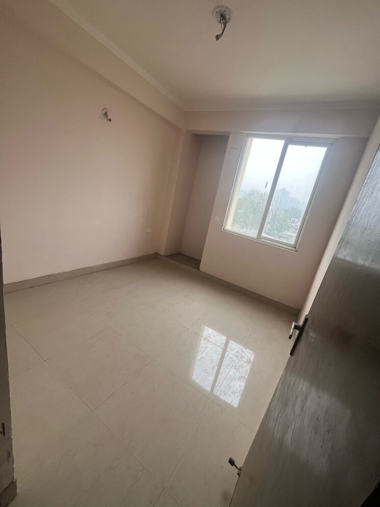 Room, amrapali-golf-homes 2.5 Bedroom 945 Sq.Ft. Apartment In Haibatpur Greater Noida 9367840