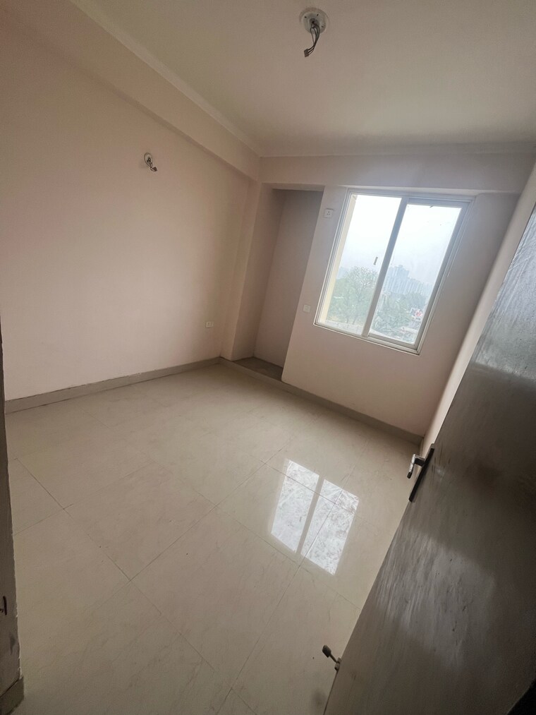 Room, amrapali-golf-homes 2.5 Bedroom 945 Sq.Ft. Apartment In Haibatpur Greater Noida 9367840