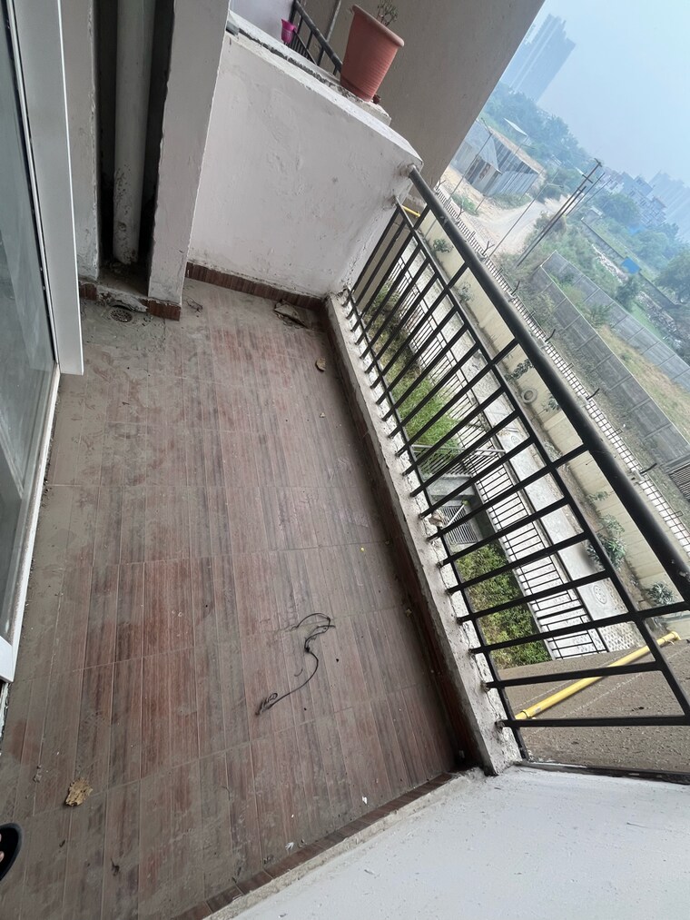 Balcony, amrapali-golf-homes 2.5 Bedroom 945 Sq.Ft. Apartment In Haibatpur Greater Noida 9367908