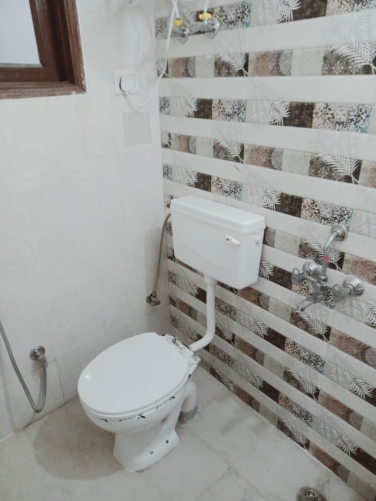 Bathroom, hargobind enclave 2 Bedroom 80 Sq.Yd. Builder Floor In Hargobind Enclave Delhi 9367962