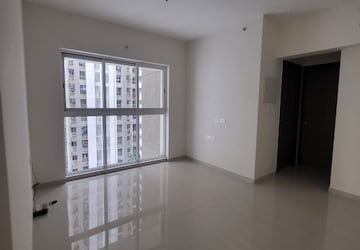 Room in 2 BHK Apartment at Lodha Amara, Kolshet Road – for Rent