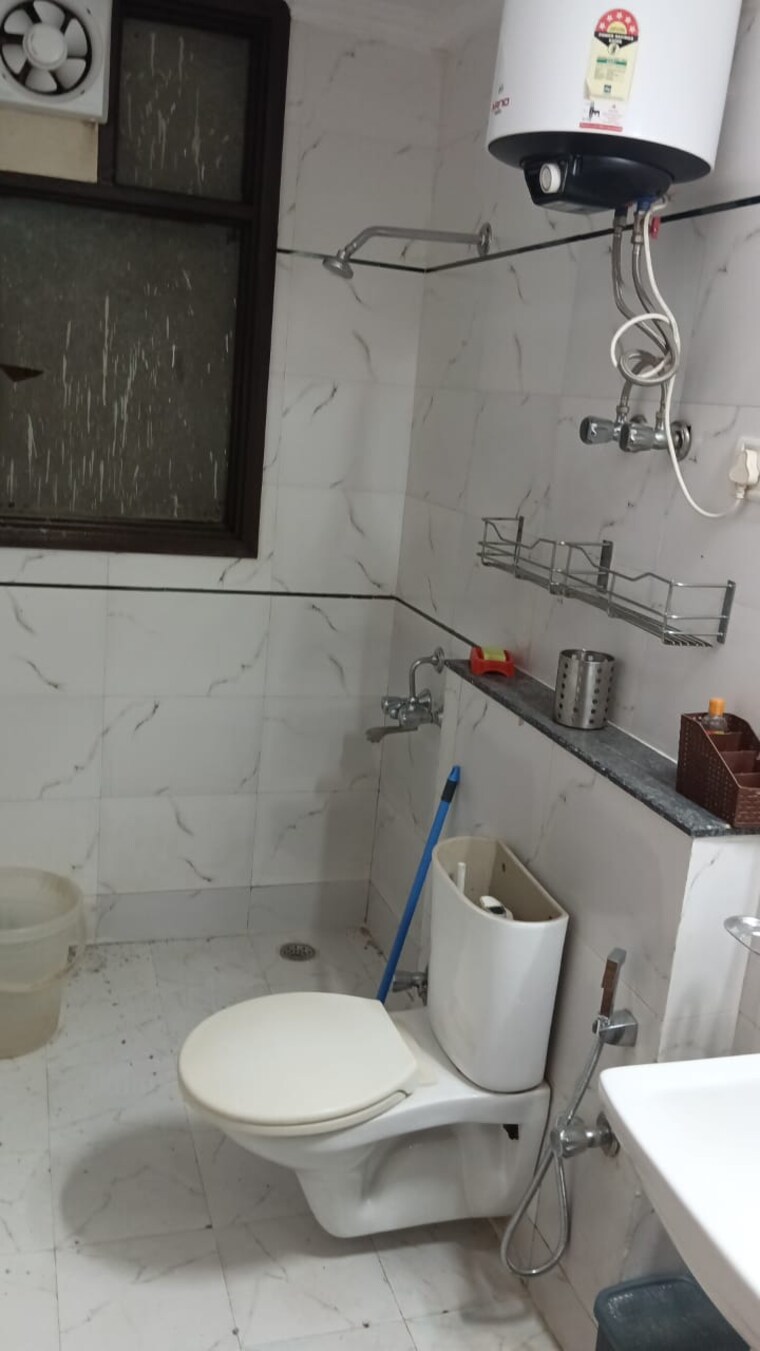 Bathroom, maidan garhi 2 Bedroom 90 Sq.Yd. Builder Floor In Maidan Garhi Delhi 9368001