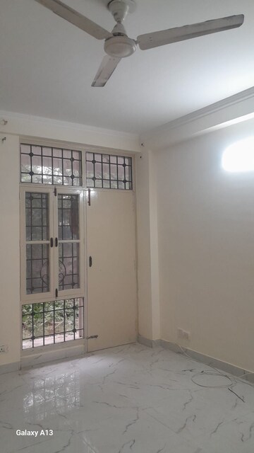 Room in 3 BHK Builder Floor at Unitech South City II, Sector 50 – for Rent