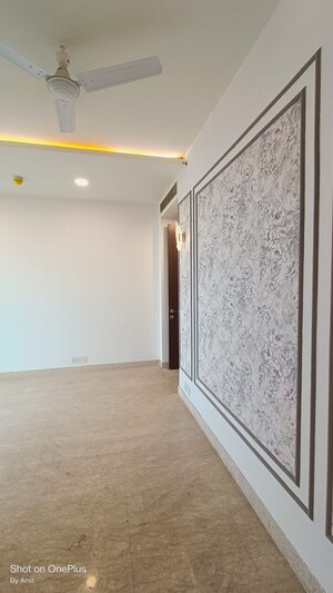 Room in 4 BHK Apartment at Ambience Tivertone, Sector 50 – for Rent