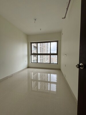 Room in 2 BHK Apartment at Kalpataru Paramount, Kapur Bawdi – for Rent