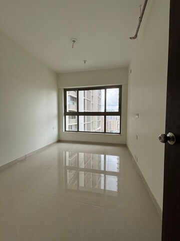 Room in 2 BHK Apartment at Kalpataru Paramount, Kapur Bawdi – for Rent