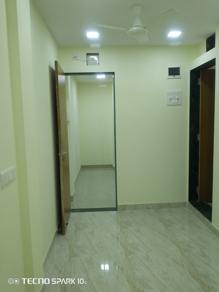 Room, puja-casa-apartments Commercial Showroom 750 Sq.Ft. In Pali Hill Mumbai 9368133