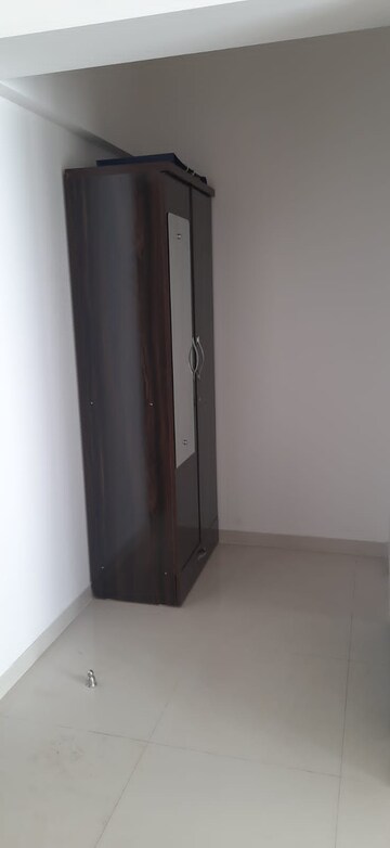 Room in 1 BHK Apartment at Amanora Gold Towers, Hadapsar – for Rent