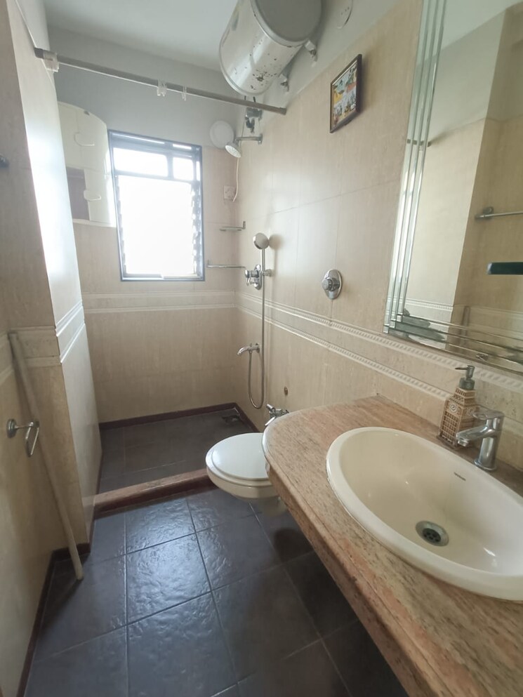 Bathroom, pr-sushil 2 Bedroom 1100 Sq.Ft. Apartment In Santacruz West Mumbai 9368155