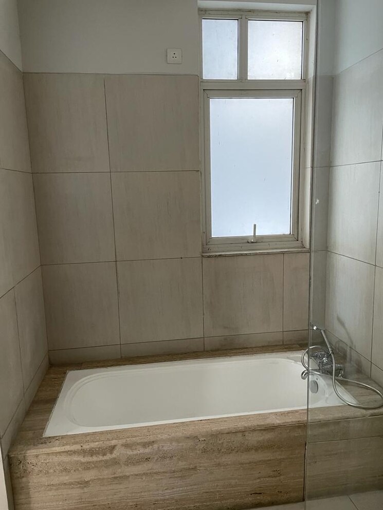 Bathroom, emaar-the-palm-drive-palm-studios 4 Bedroom 3800 Sq.Ft. Apartment In Sector 66 Gurgaon 9368170