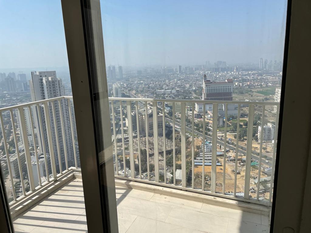 4 BHK 3800 Sq.Ft. Apartment in Emaar The Palm Drive-Palm Studios