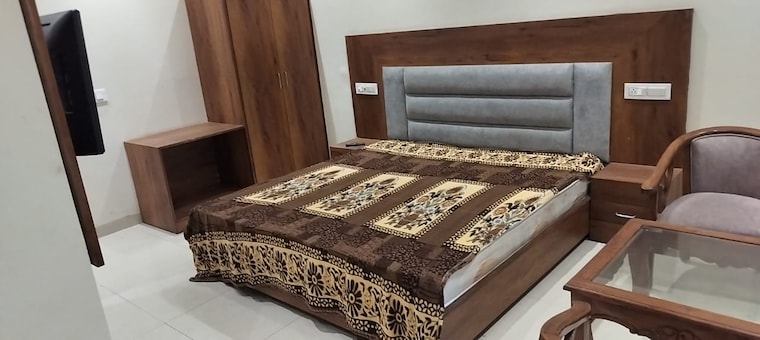 Bedroom, maya-green-lotus-saksham 4 Bedroom 2050 Sq.Ft. Apartment In International Airport Road Zirakpur 9368181