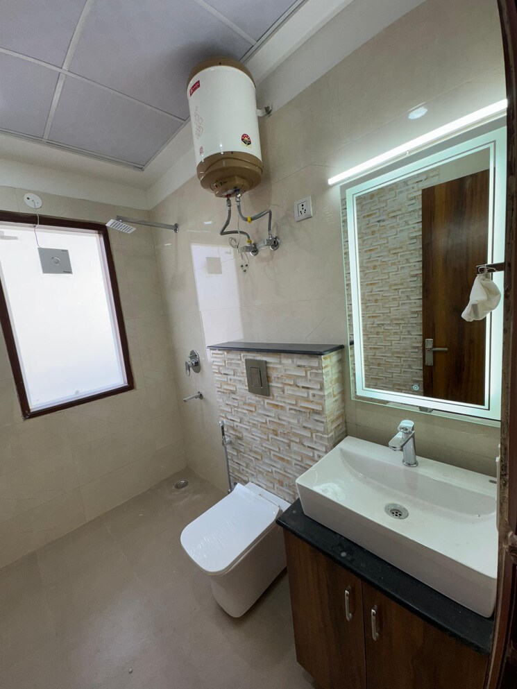 Bathroom, vipul-world-floors 3.5 Bedroom 1640 Sq.Ft. Builder Floor In Sector 48 Gurgaon 9368186