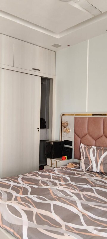 Room in 3 BHK Apartment at Gomti Nagar – for Rent