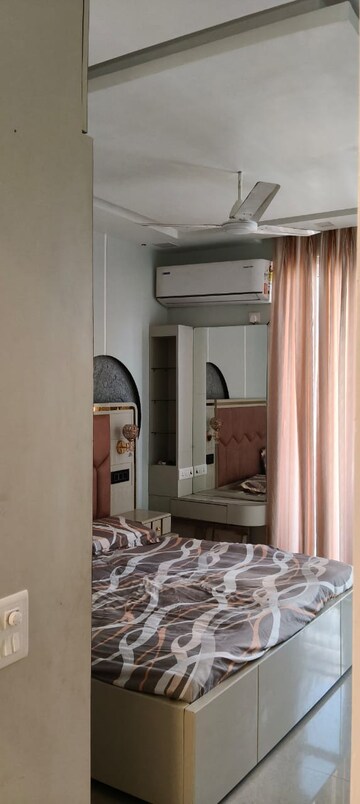 Room in 3 BHK Apartment at Gomti Nagar – for Rent