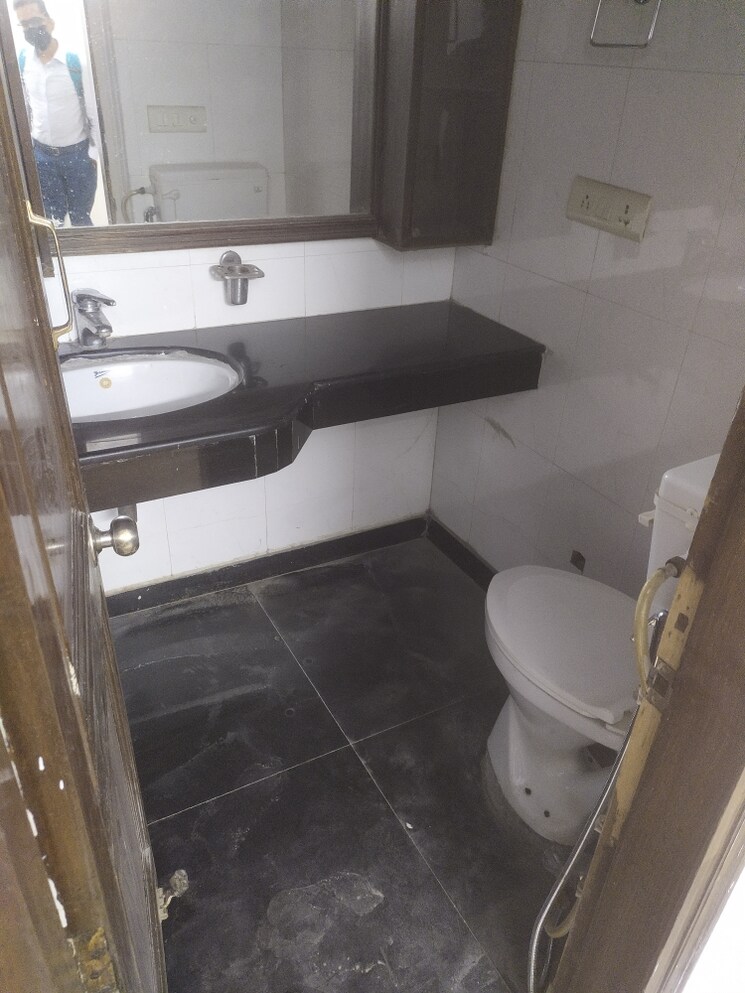 Bathroom, chittaranjan park 2.5 Bedroom 1300 Sq.Ft. Builder Floor In Chittaranjan Park Delhi 9368257