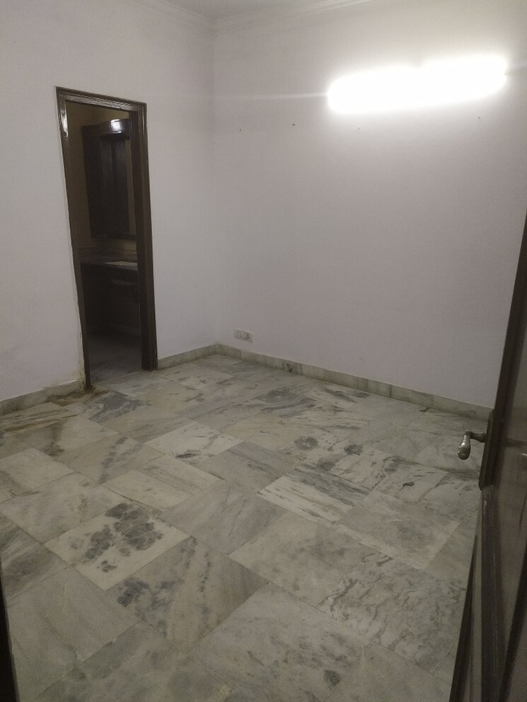 Master Bedroom, chittaranjan park 2.5 Bedroom 1300 Sq.Ft. Builder Floor In Chittaranjan Park Delhi 9368257