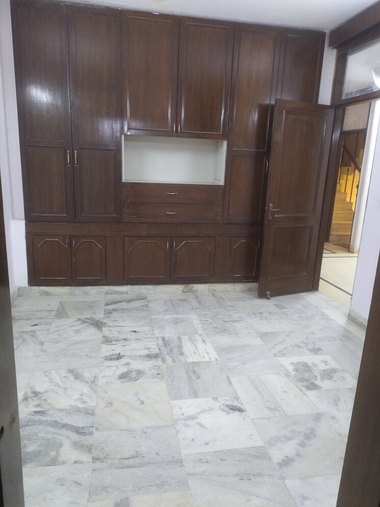 Master Bedroom, chittaranjan park 2.5 Bedroom 1300 Sq.Ft. Builder Floor In Chittaranjan Park Delhi 9368257