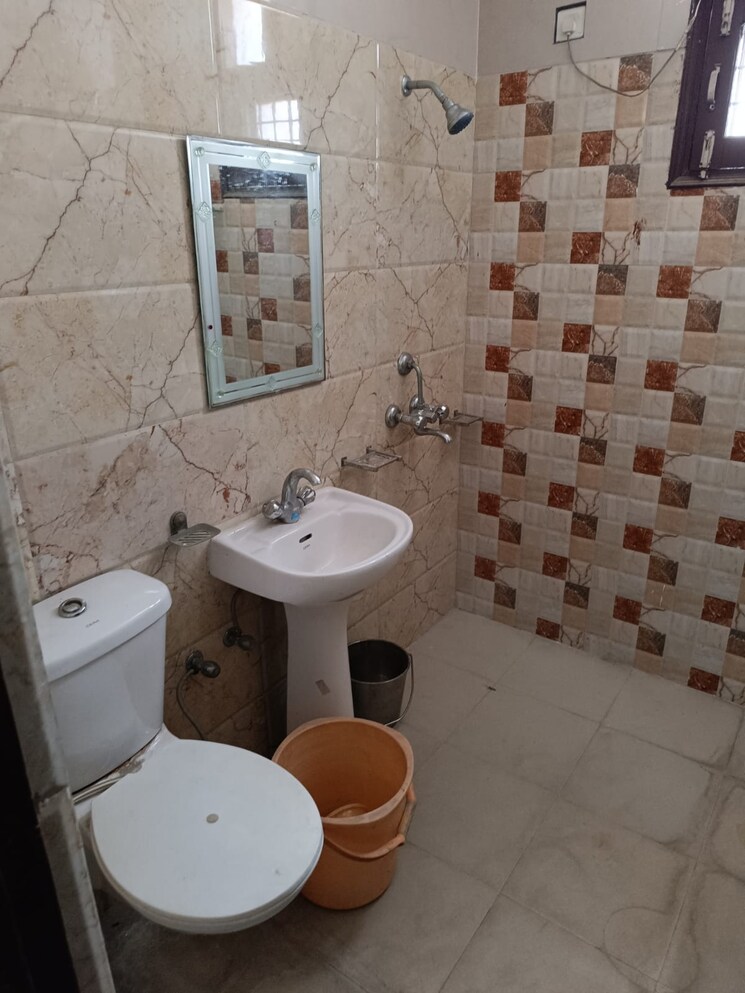 Bathroom, satish-golden-enclave 2 Bedroom 1150 Sq.Ft. Builder Floor In Lohgarh Zirakpur 9368272