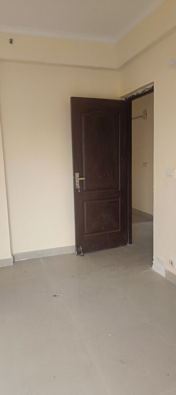 Room in 3 BHK Apartment at Gardenia Golf City, Sector 75 – for Sale