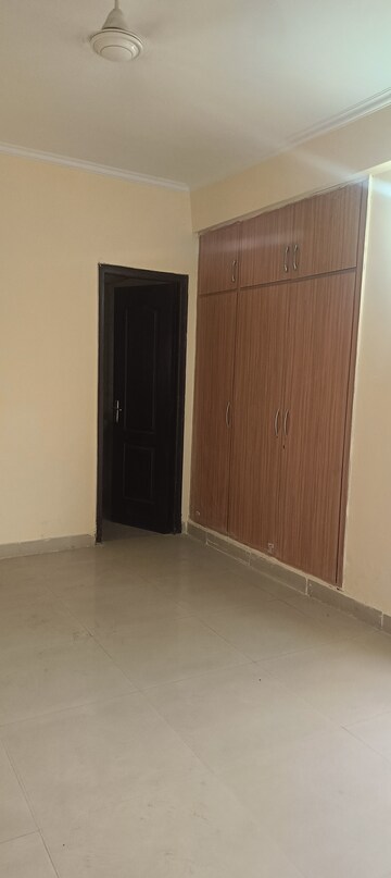 Room in 3 BHK Apartment at Gardenia Golf City, Sector 75 – for Sale