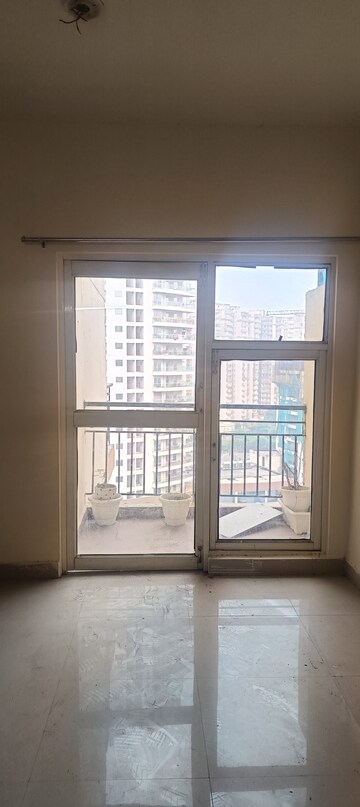 Room in 3 BHK Apartment at Gardenia Golf City, Sector 75 – for Sale