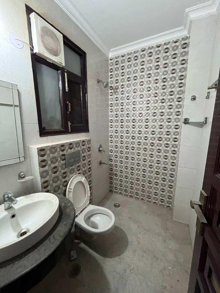 Bathroom, sector 45 3 Bedroom 1457 Sq.Ft. Builder Floor In Sector 45 Gurgaon 9368344