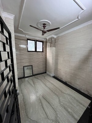 Balcony in 1.5 BHK Builder Floor at Ansal Sushant Lok I, Sector 43 – for Rent