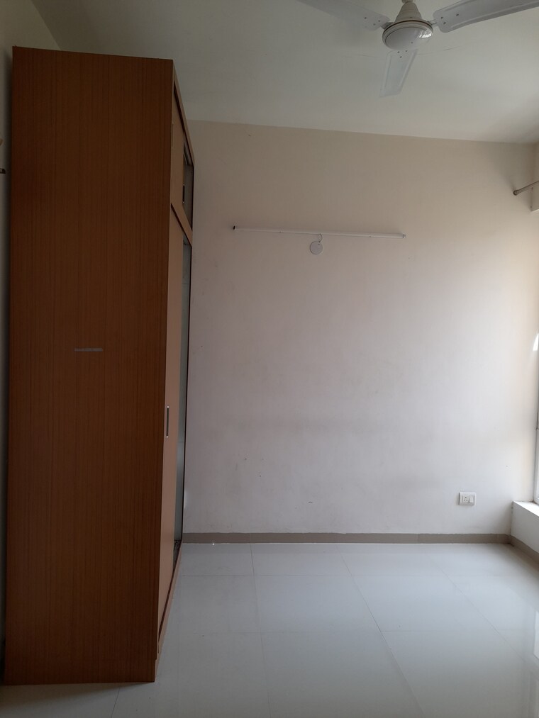 Room, emaar-mgf-emerald-hills 3 Bedroom 1380 Sq.Ft. Apartment In Sector 65 Gurgaon 9368351